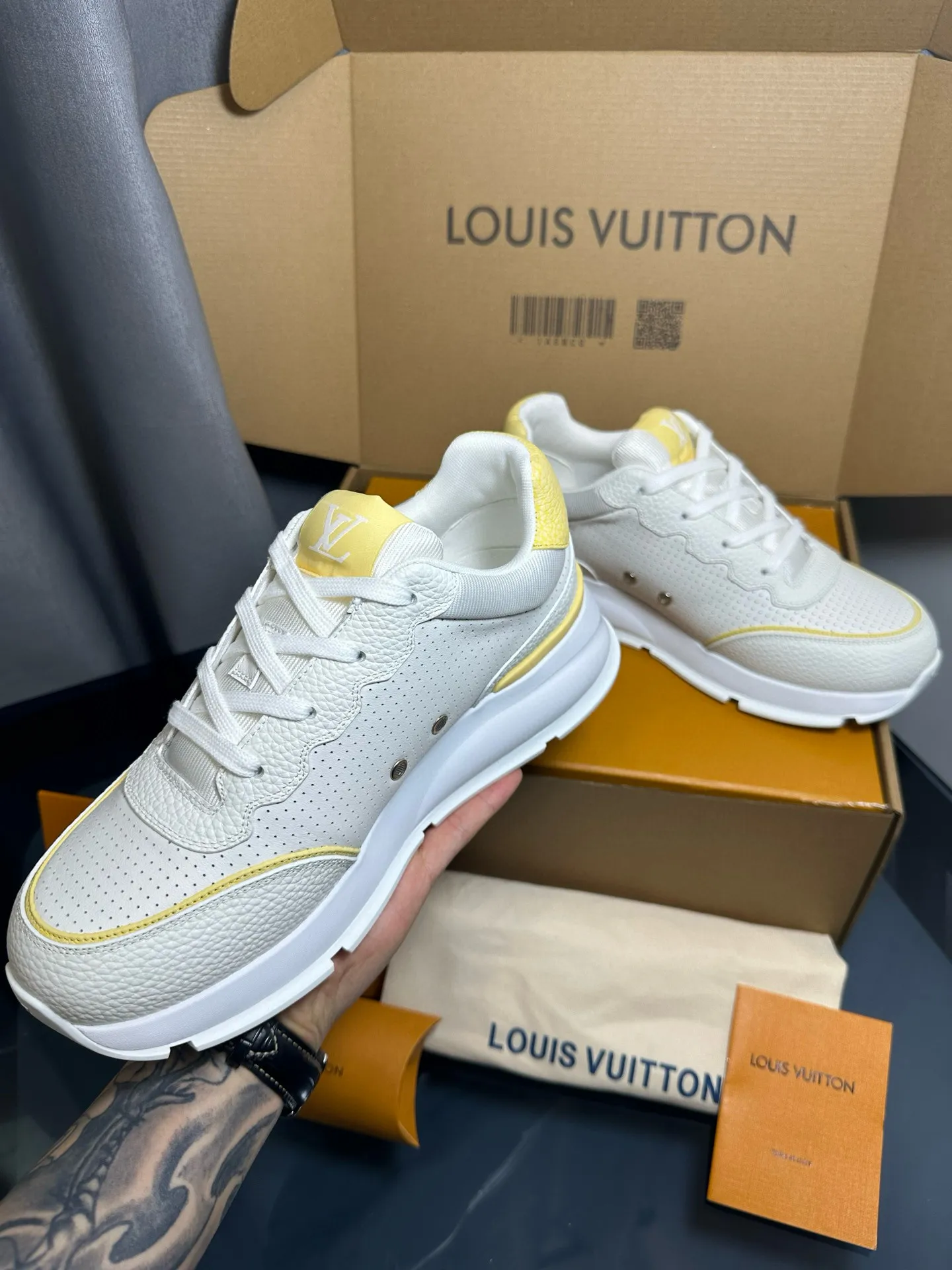 Factory price: 700💰🌈LV | Louis Vuitton 2025𝐬𝐬 🧡💚2025 spring and summer new style top version‼ ️The original version is the same. The counter focuses on the latest casual shoes and new hard goods🆕 ❥Purchasing agent level! Full of high-end feel! A popular model among bloggers at home and abroad, it’s retro and fashionable, and looks stunning on your feet! Wear a lot of happiness! The official website's main recommendation★ ━━━━━ ЅᏇєєt ━━━━━ ▪️Upper: Original custom-made imported calfskin fabric ▪️Inner: breathable gauze imported from Italy ▪️Outsole: rubber foam ➕t men's men's shoes 💰u high-end outsole ▪️Color: nine colors available ▪️Shoe size: 35-44, (45, 46 customized)